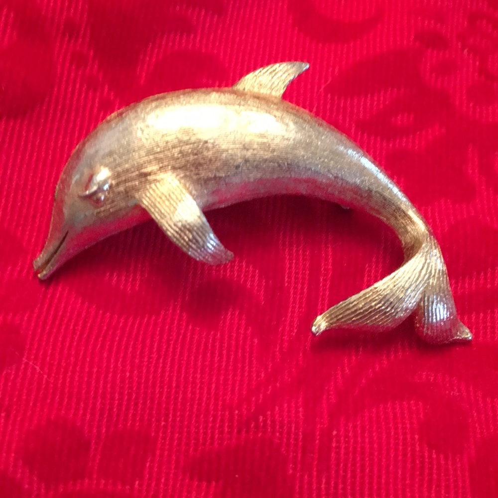 Vtg Dolphin w/ eyelashes brooch pin